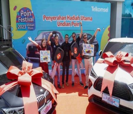 Pemenang Mobil BMW, Kezia Natalia Holid dan Yaris Cross, Ir Rudy Abdul Rahman mengambil hadiah utamanya di GraPARI Telkom Group BSD (foto/ist)